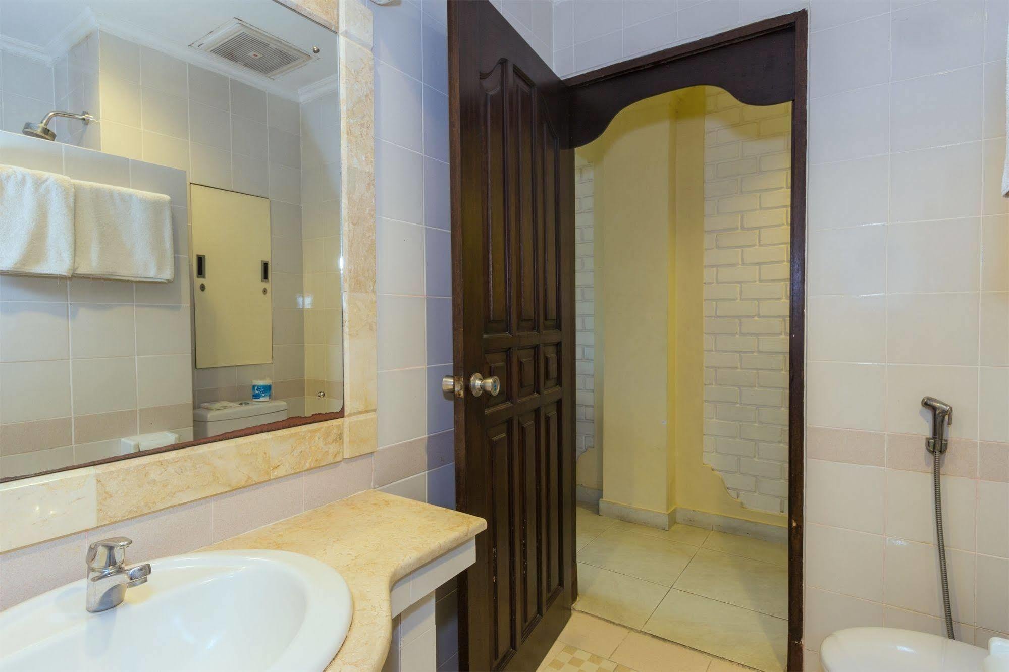 Reddoorz @ Arjuna Double Six Seminyak  Ngoại thất bức ảnh